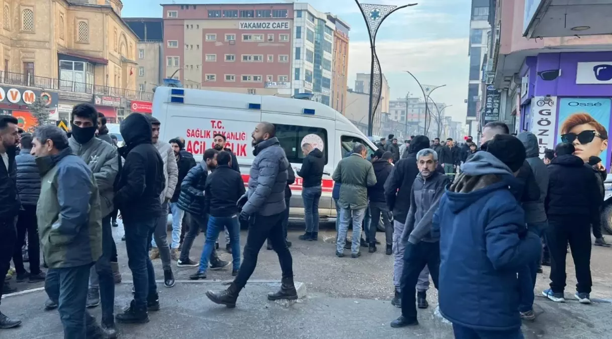 Yüksekova\'da Bıçaklı Kavga: 3 Yaralı