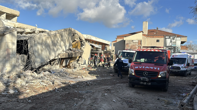 4 katlı bina çöktü, iş makinesi operatörü enkaz altında