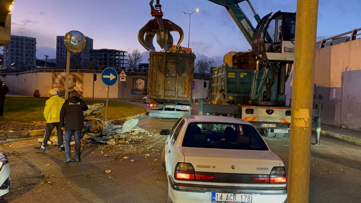 Bolu\'da Alt Geçide Takılan Geri Dönüşüm Malzemeleri Yolu Kapatınca Trafik Aksadı