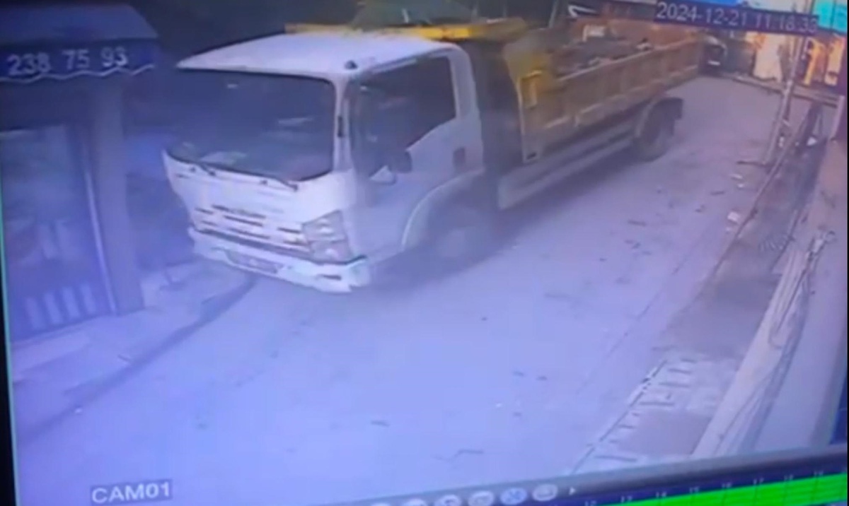 Beyoğlu\'nda Freni Tutmayan Kamyonet Marketin Tentesine Çarptı