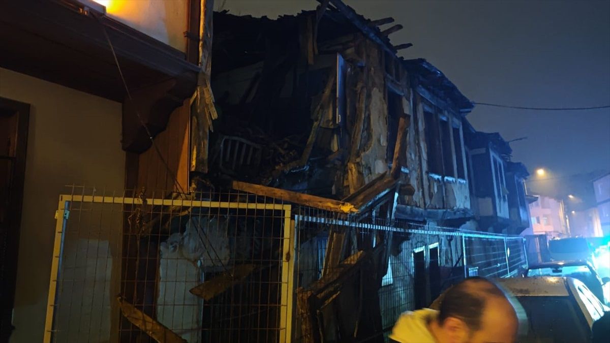 İnegöl\'de Metruk Bina Duvarı Araç Üzerine Devrildi