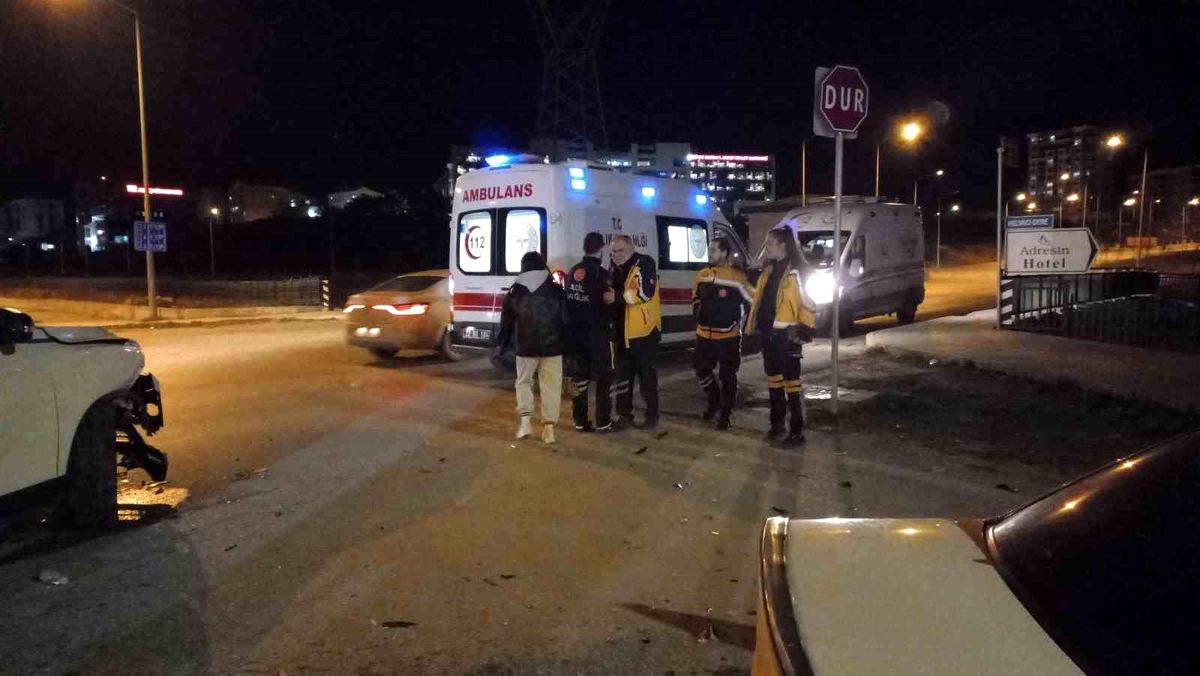 Edirne\'de Trafik Kazası: 2 Yaralı