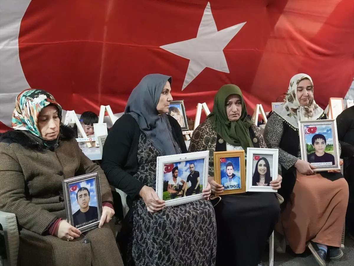 Evladına kavuşan anne sevincini oturma eylemini sürdüren ailelerle paylaştı