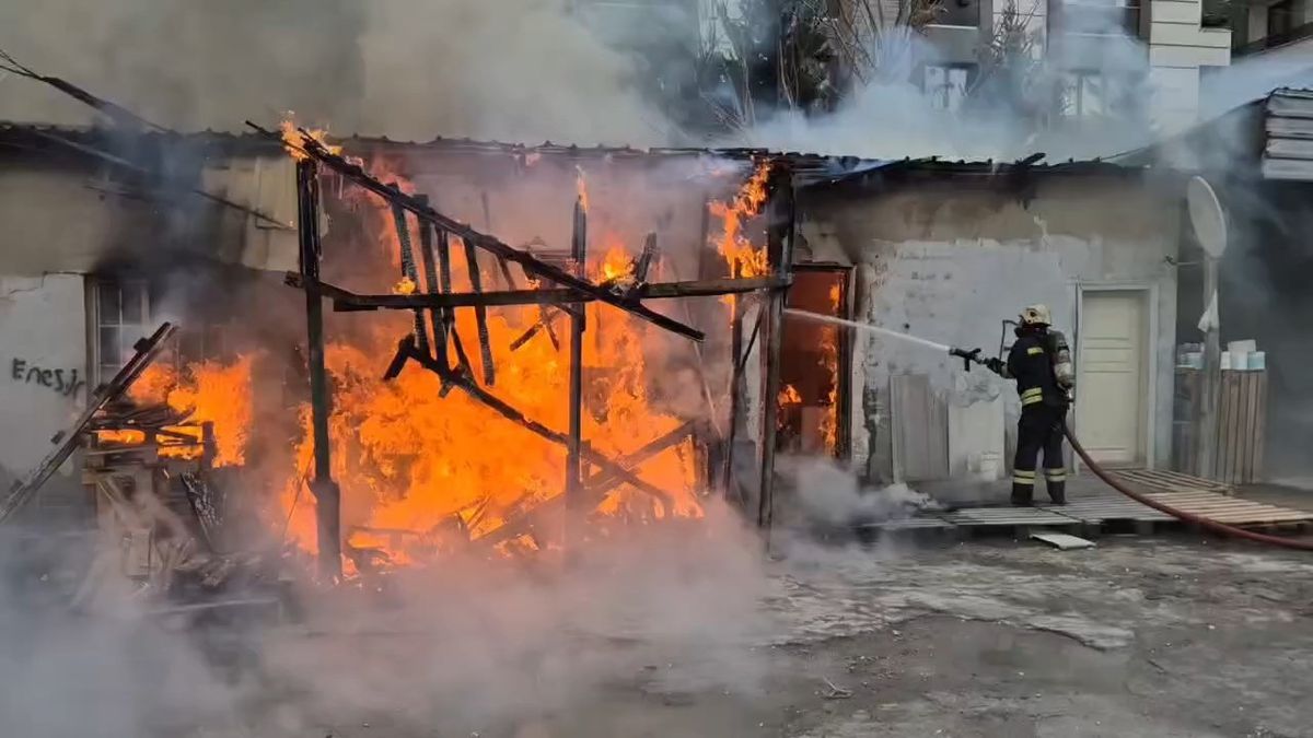 Gebze\'de Depo Yangını: Yangın Kontrol Altına Alındı