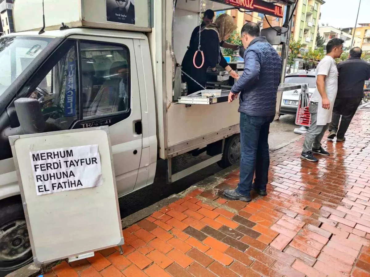 Kuşadası\'nda Ferdi Tayfur Hayranına Veda