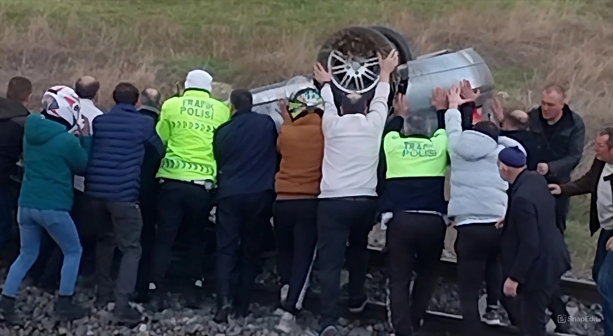 Alkollü Sürücü Demir Yolu Kenarına Devrildi