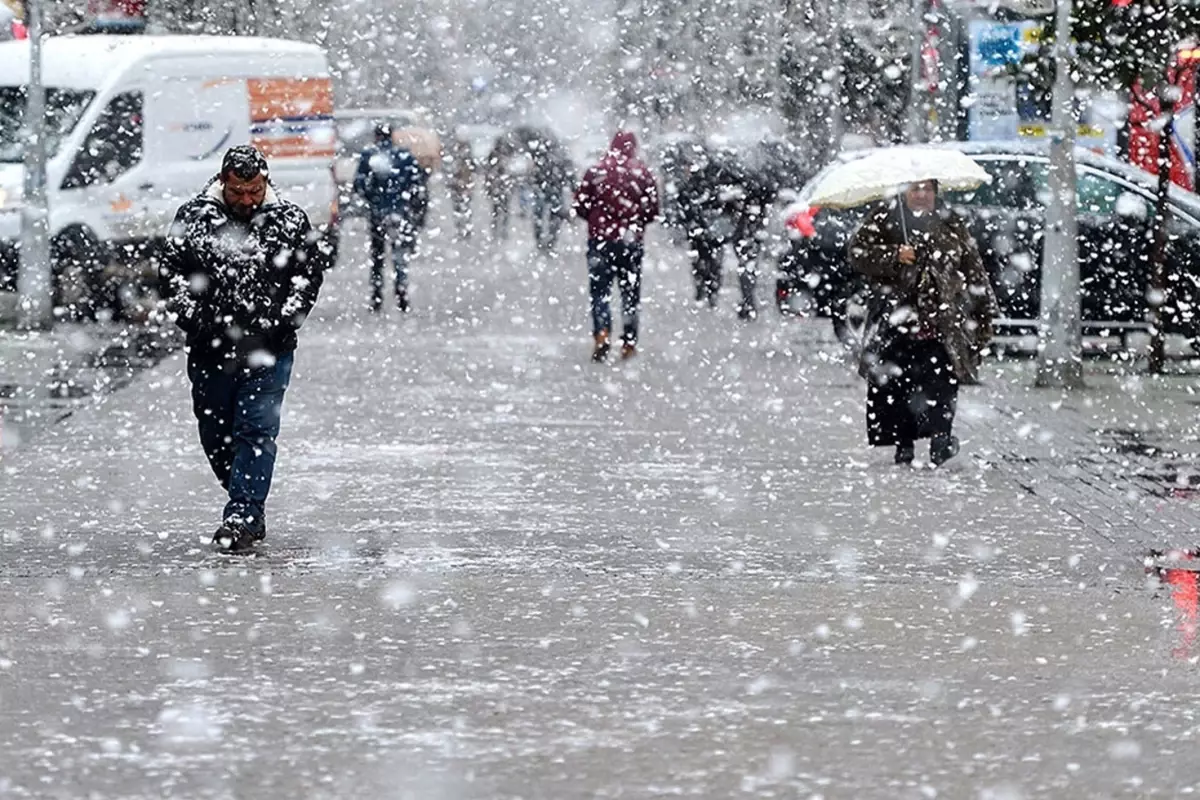 Meteoroloji uzmanı İstanbul\'a kar yağışı için tarih verdi! Lapa lapa yağacak