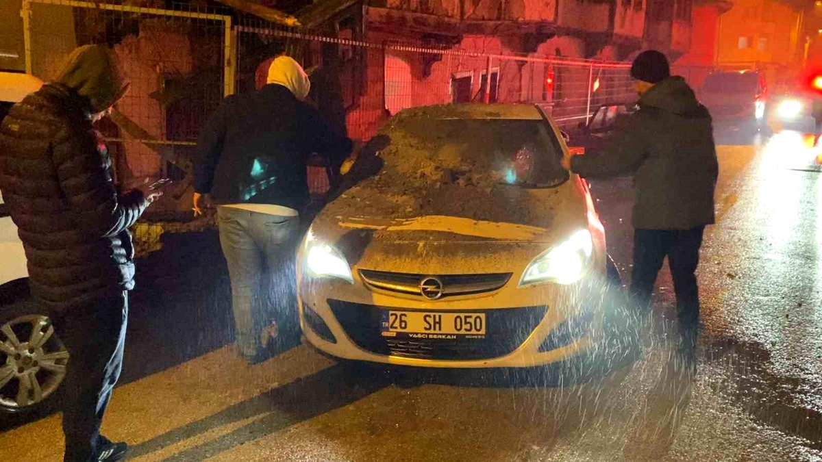 İnegöl\'de Metruk Bina Yıkıldı