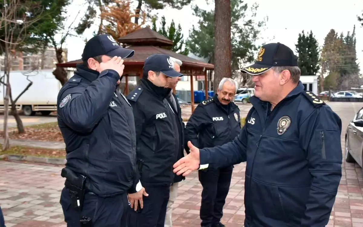 Müdür Uzman, polis merkezinde incelemelerde bulundu