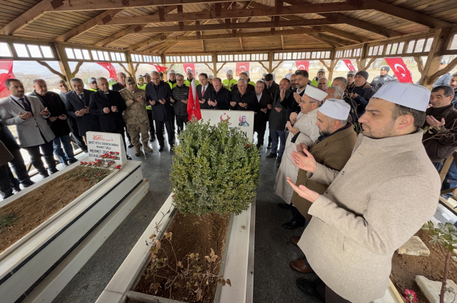 Şehit polis Fethi Sekin Elazığ'da kabri başında anıldı