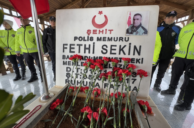 Şehit polis Fethi Sekin Elazığ'da kabri başında anıldı