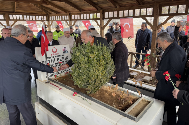 Şehit polis Fethi Sekin Elazığ'da kabri başında anıldı