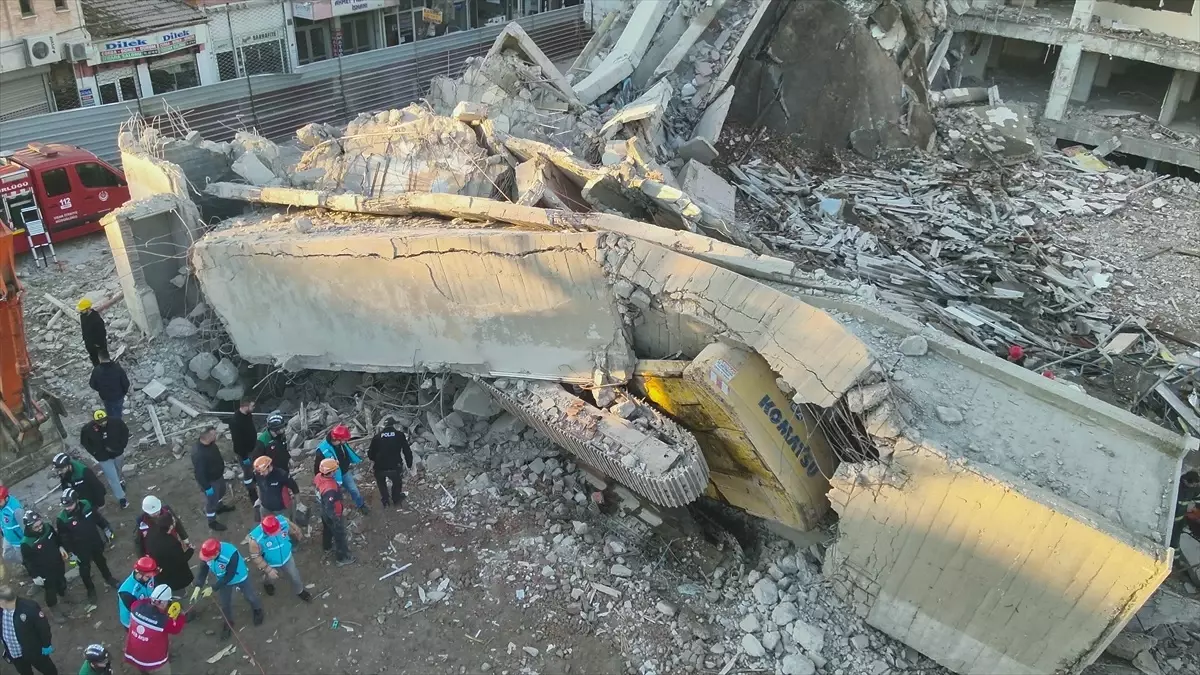 Uşak\'ta Yıkım Göçüğü: Bir Operatör Hayatını Kaybetti