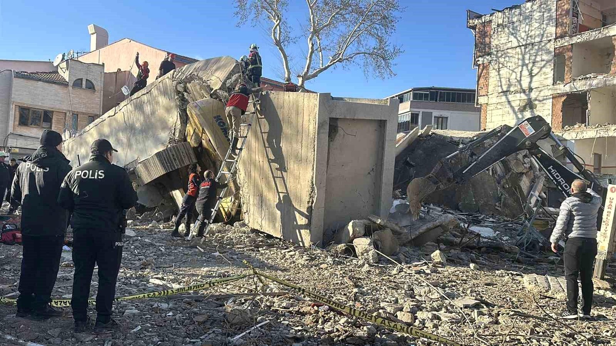 Uşak\'ta Yıkım Anında Meydana Gelen Göçükte Bir İş Makinesi Operatörü Enkaz Altında Kaldı