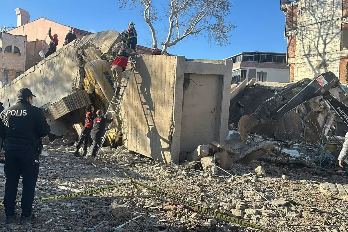 4 katlı bina çöktü, iş makinesi operatörünün enkazdan cansız bedeni çıkarıldı