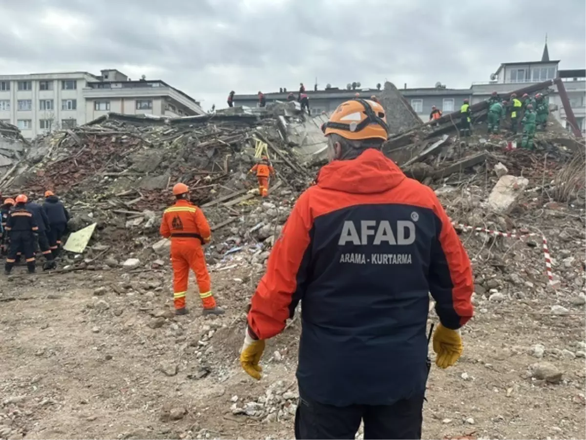 Yalova\'da Deprem Tatbikatı: 350 Kişilik Ekip Olası Büyüklükte Senaryo Gerçekleştiriyor