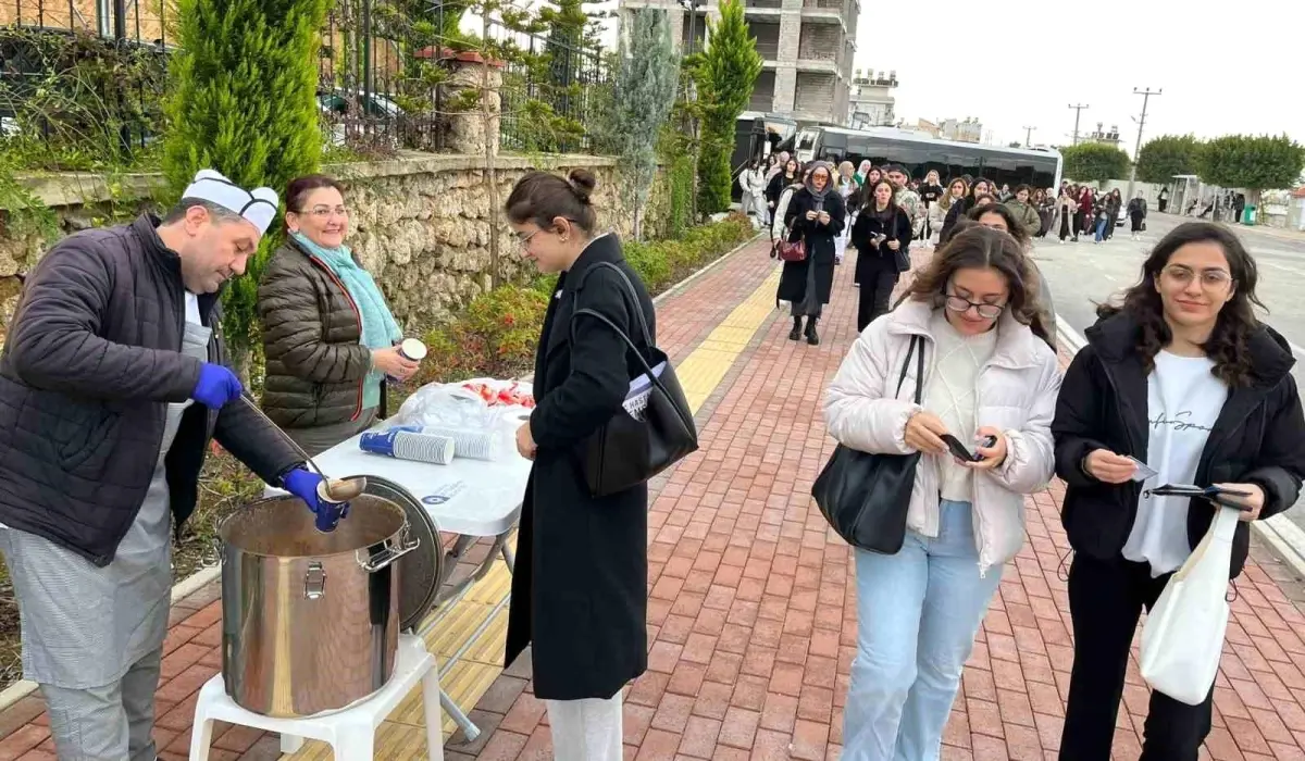 Antalya Büyükşehir Belediyesi Öğrencilere Çorba İkram Ediyor