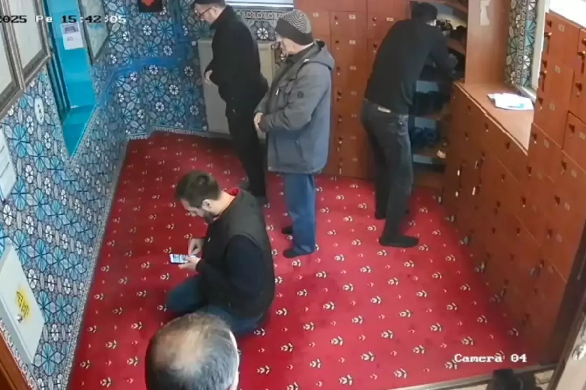 Beyoğlu\'nda camide namaz kılıyor gibi yapıp ayakkabı çaldı