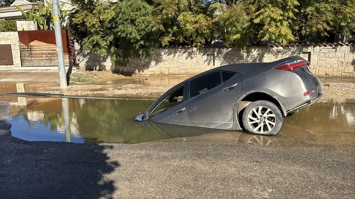 Bodrum\'da su hattı patladı, otomobil çukura düştü