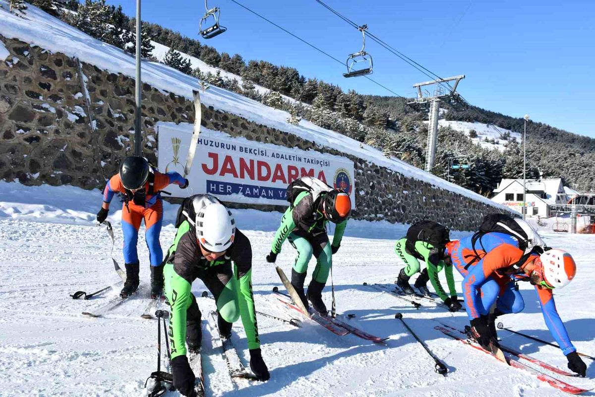 Erzurum\'da Dağ Kayağı Yarışları Heyecanı