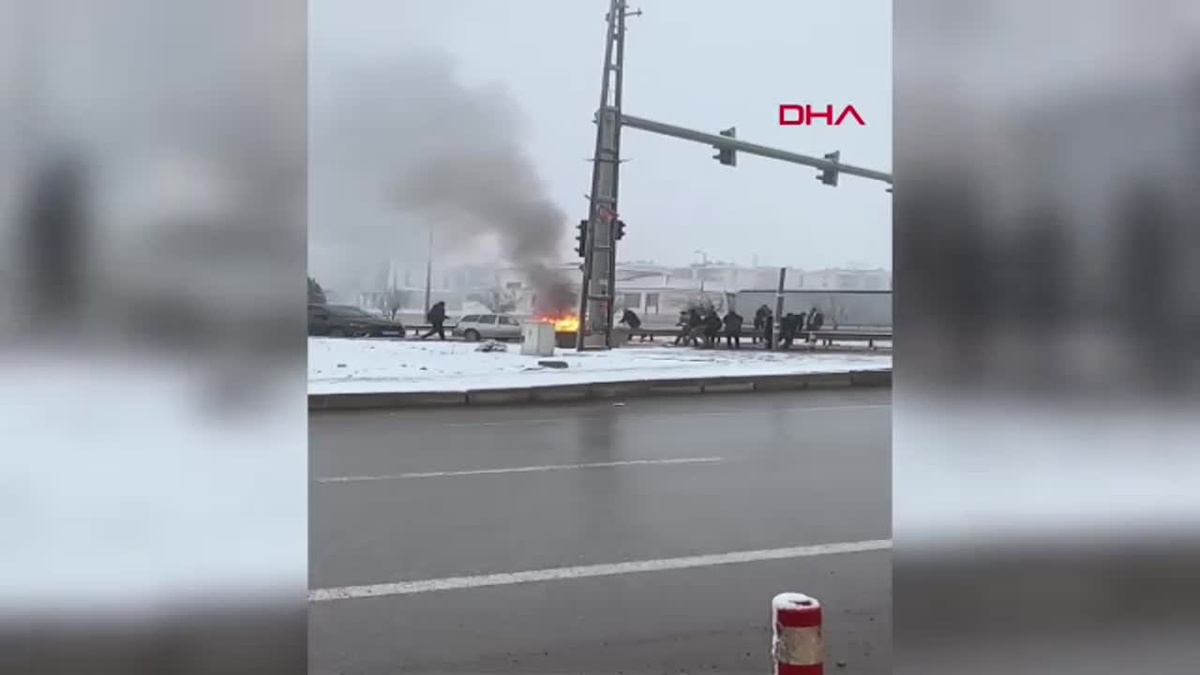 Elazığ\'da Seyir Halindeki Otomobil Alev Aldı
