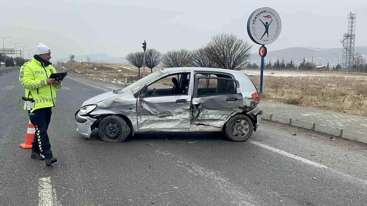 Elazığ\'da Trafik Kazası: 3 Yaralı