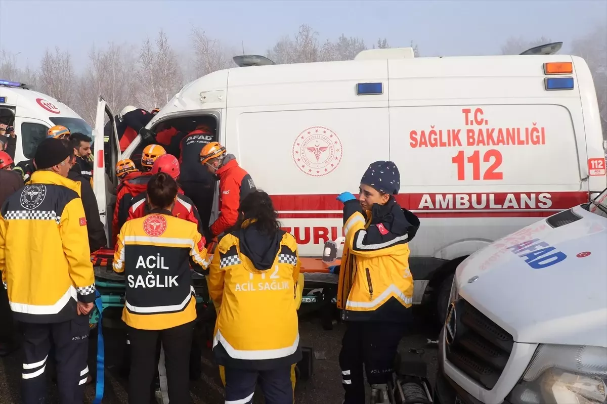 Erzurum\'da Ambulans Kazası: 8 Yaralı