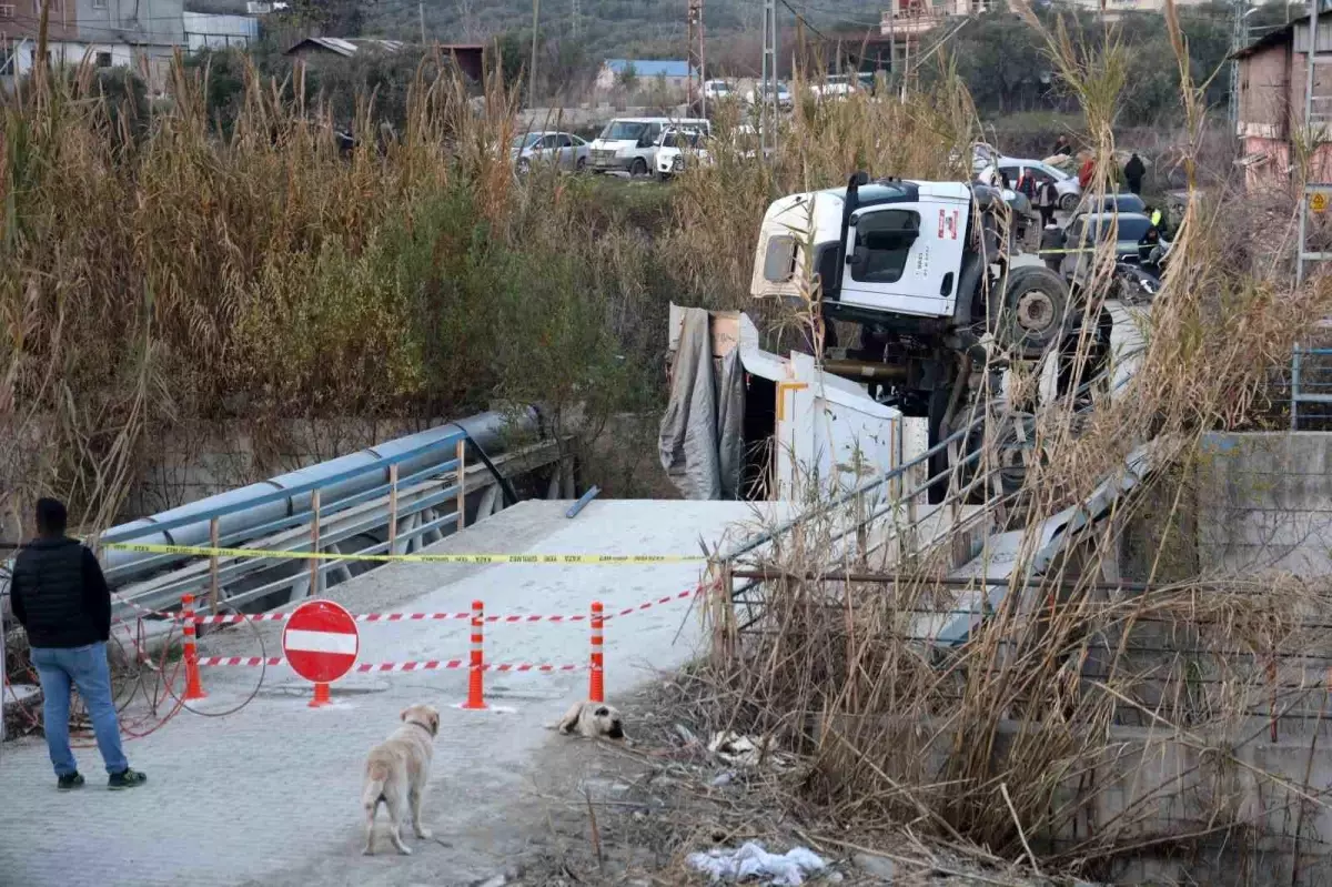 Antakya\'da Köprü Çöktü, Kamyon Dereye Düştü