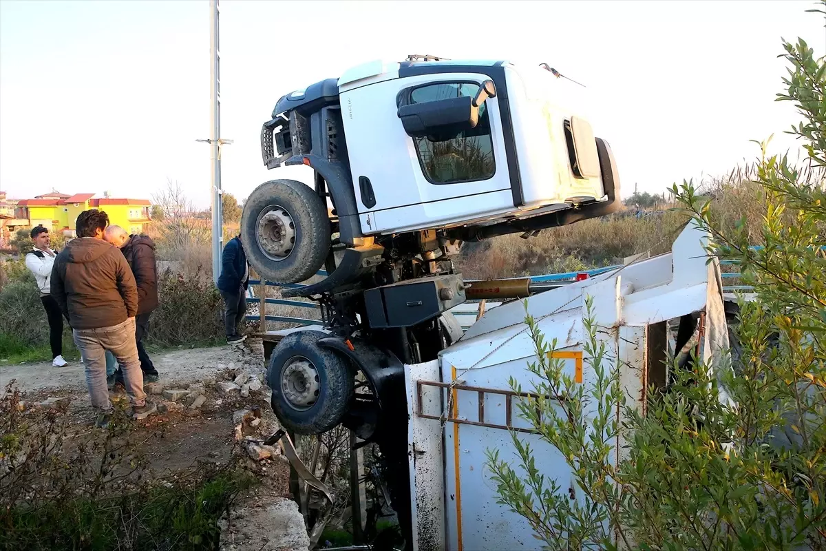 Köprü Çöktü, Hafriyat Kamyonu Dereye Düştü