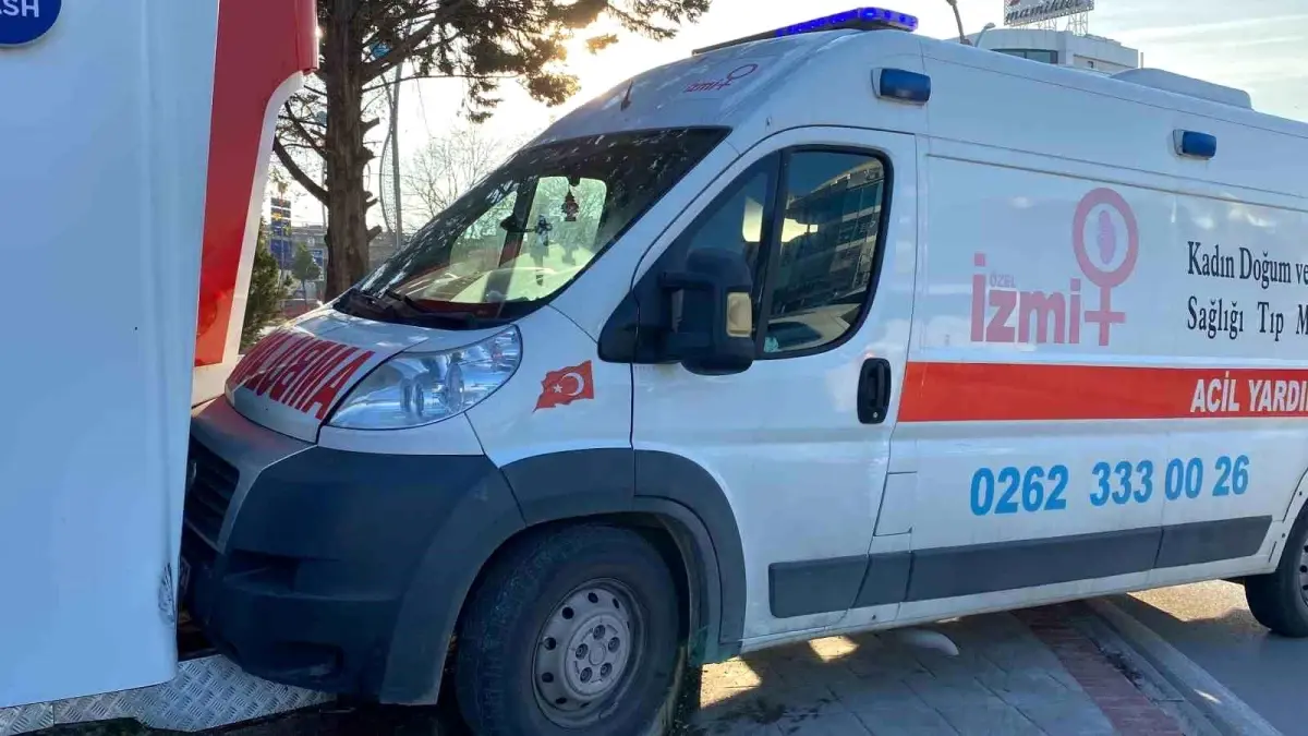 Kocaeli\'de Ambulans ile Otomobil Çarpıştı