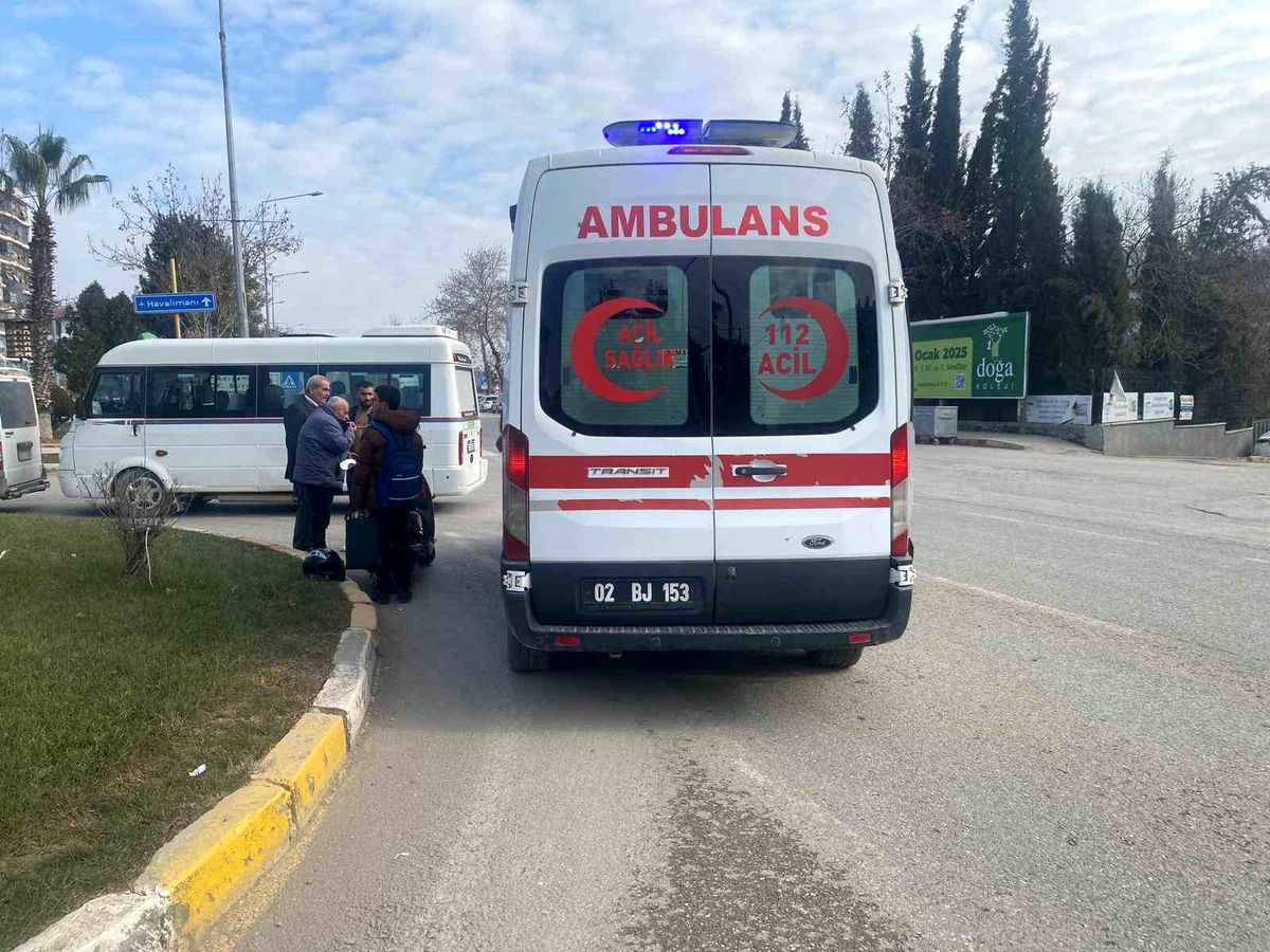 Adıyaman\'da Motosiklet Kamyonetle Çarpıştı