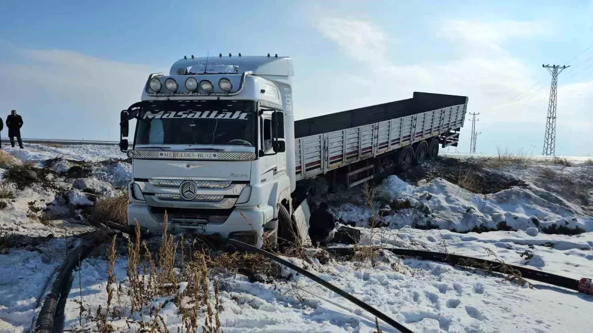 Tır Kaygan Yolda Şarampole Düştü