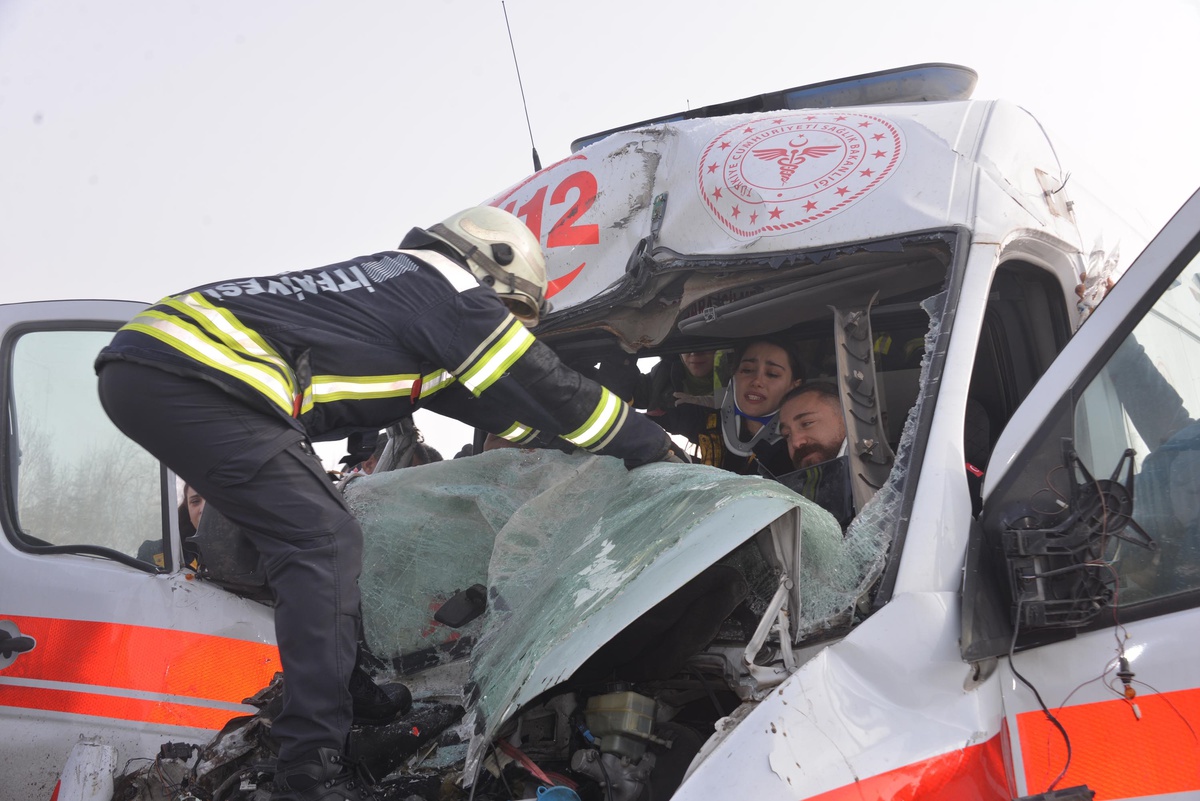 Erzurum\'da Ambulans Trafik Kazasında 3 Sağlık Çalışanı Yaralandı