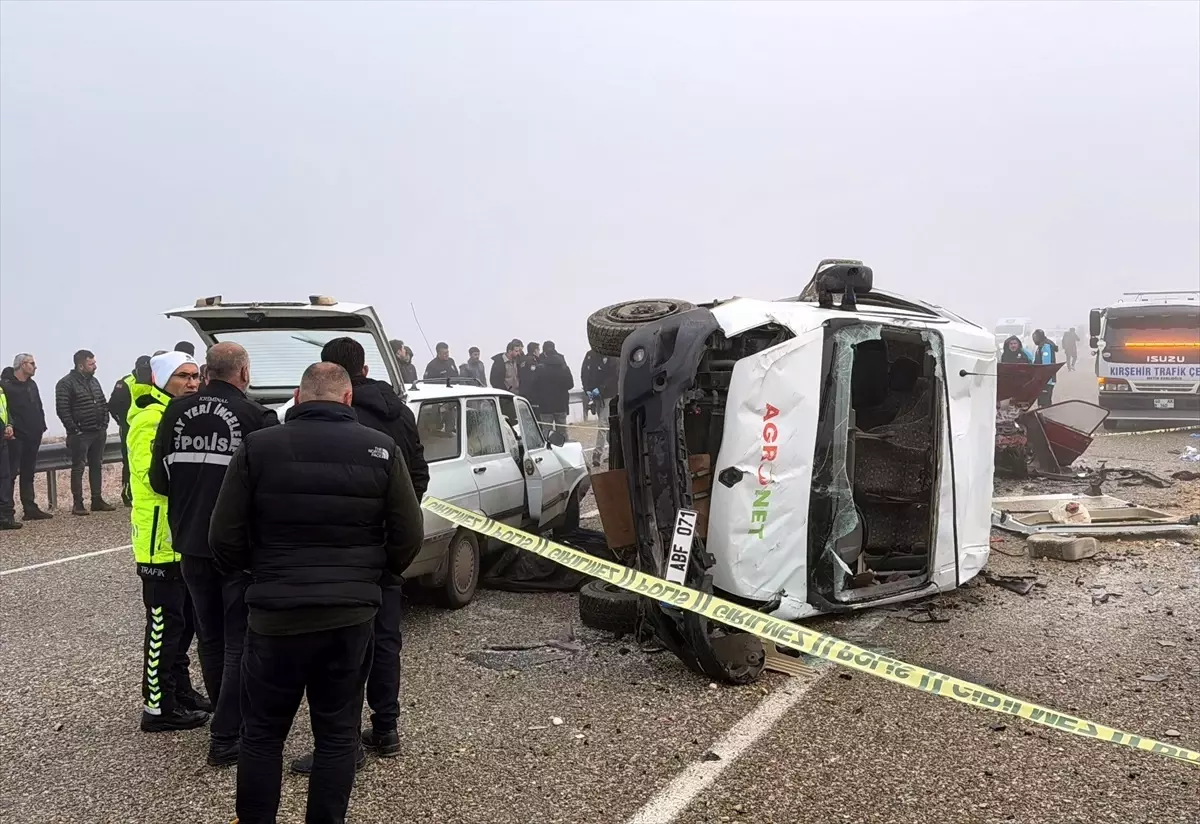 Kırşehir\'de Zincirleme Trafik Kazası: 2 Ölü, 15 Yaralı