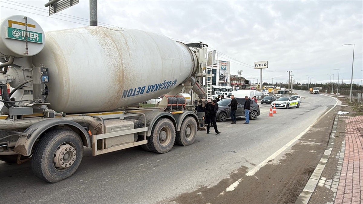Gebze\'de Otomobil Beton Mikseriyle Çarpıştı