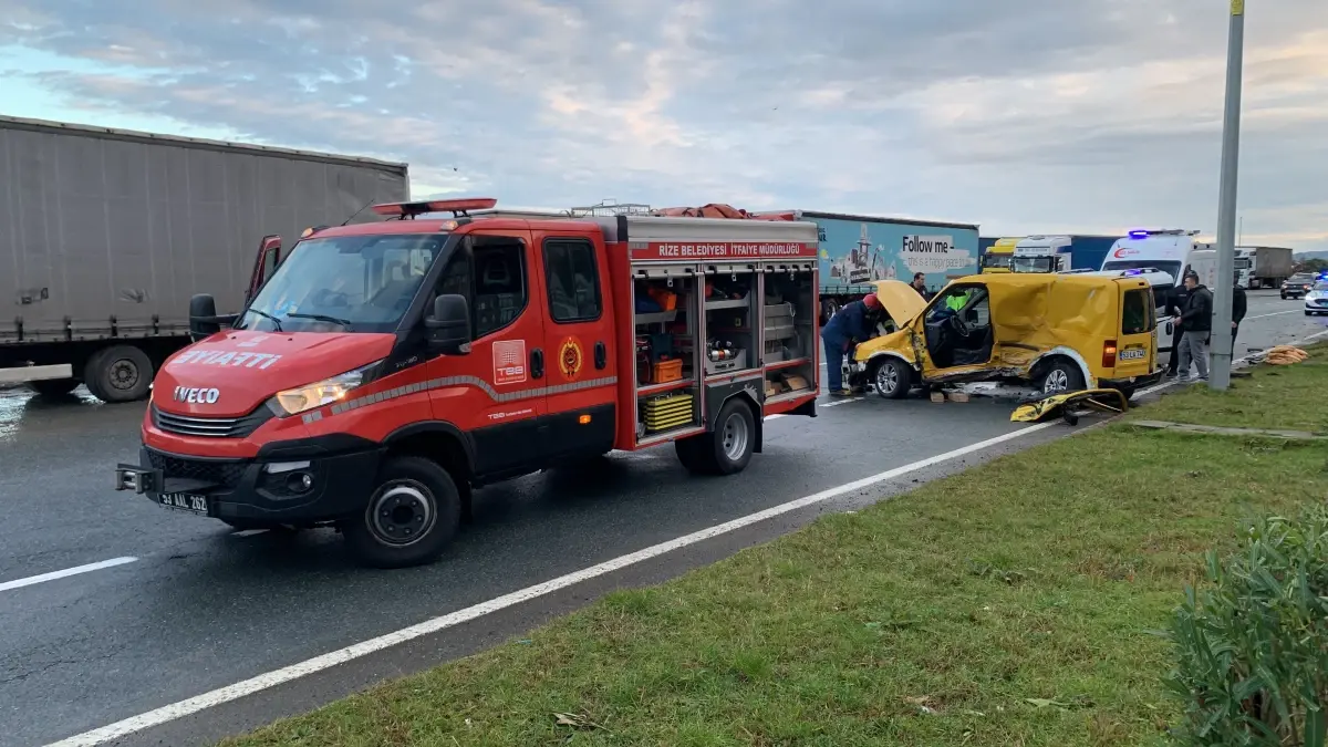 Rize\'de Trafik Kazası: İki Yarı Ticari Araç Çarpıştı, İki Sürücü Yaralı