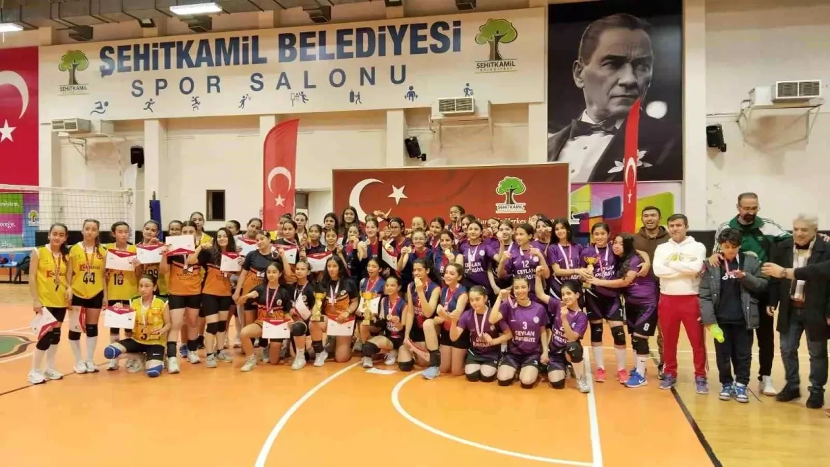 Şehitkamil\'de yıldız kızlar voleybol turnuvası sona erdi