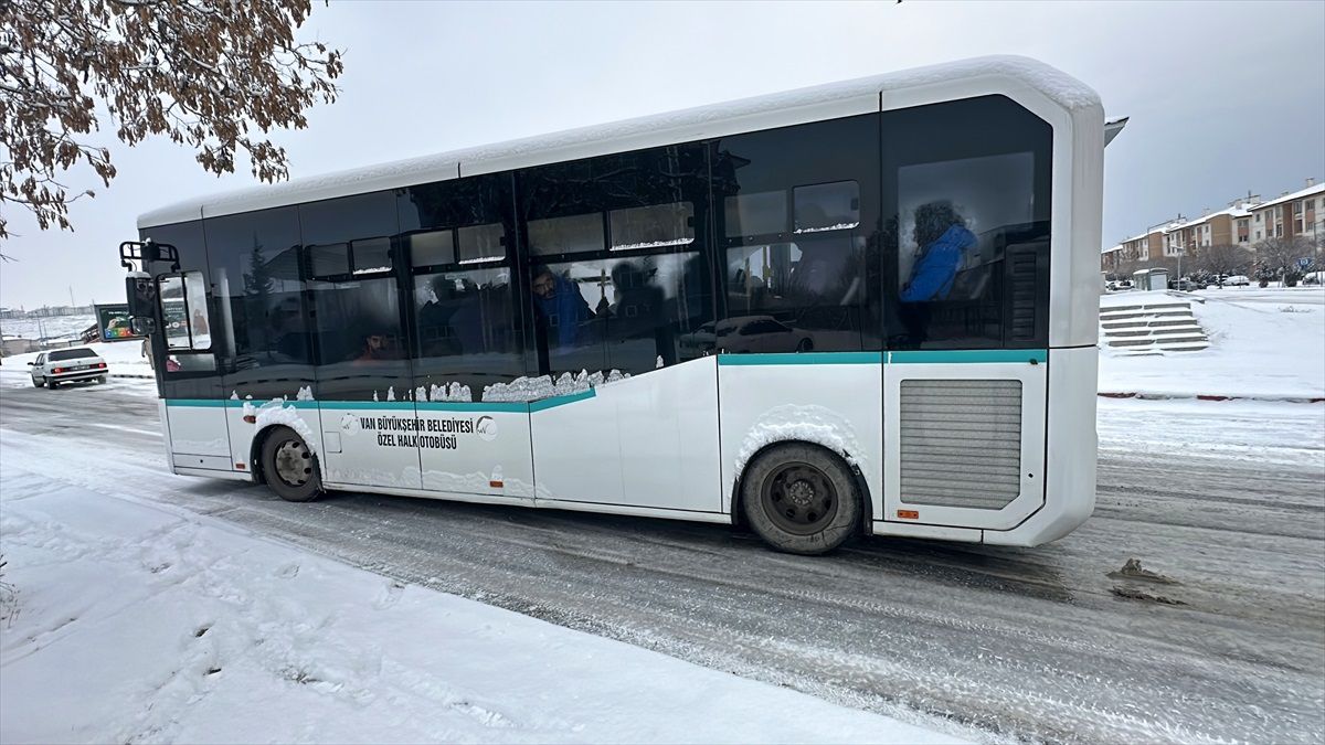 Van ve Bitlis\'te Kar Yağışı Yolları Kapadı