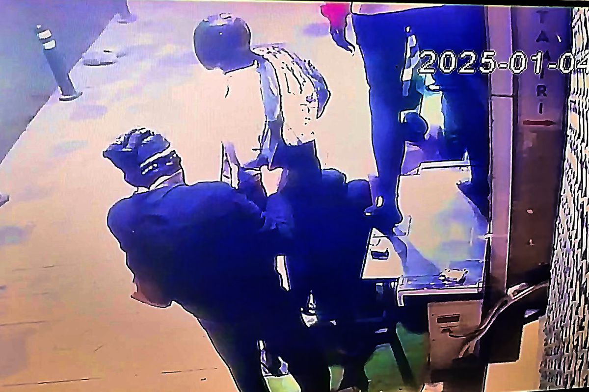 Avcılar\'da Giyim Mağazasının Önünden Mont ve Çanta Çalındı