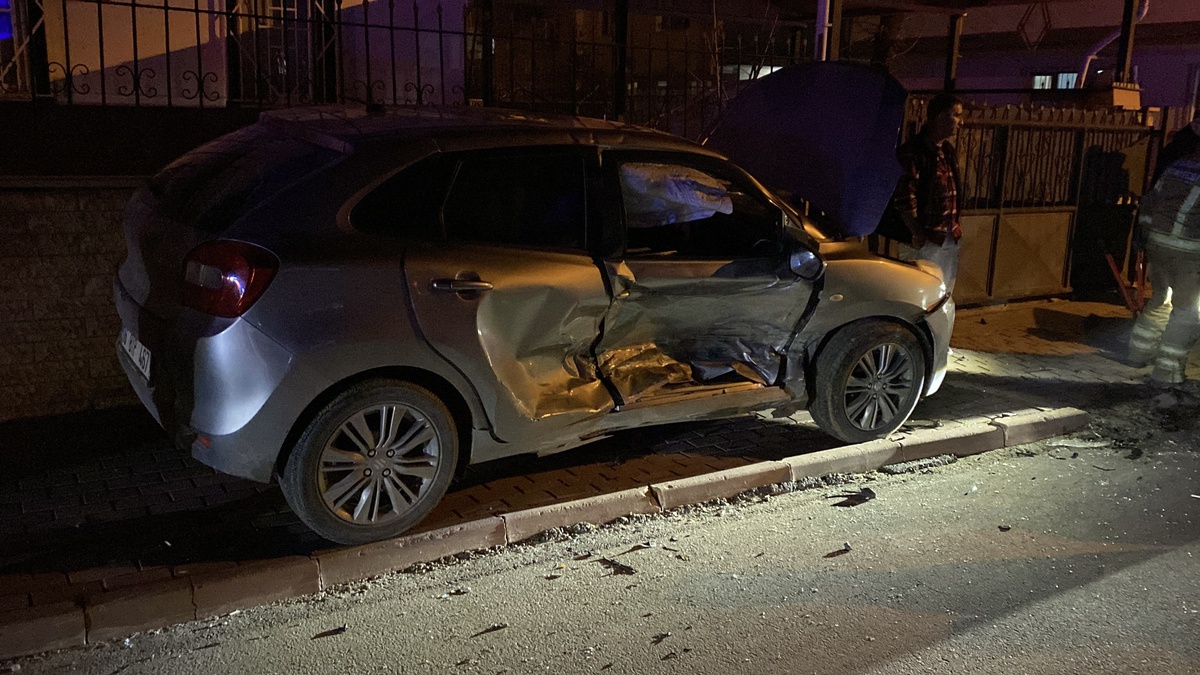 Bursa\'da Trafik Kazası: 3 Yaralı