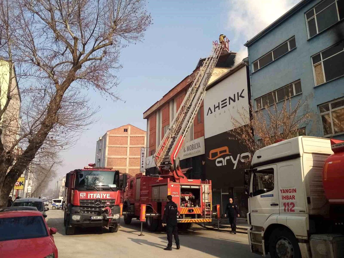 İnegöl\'de Mobilya İmalathanesinde Yangın