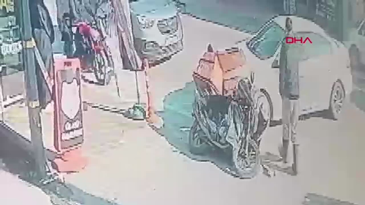 Bursa\'da Motosiklet ve Otomobil Çarpıştı, Kurye Sıkıştı