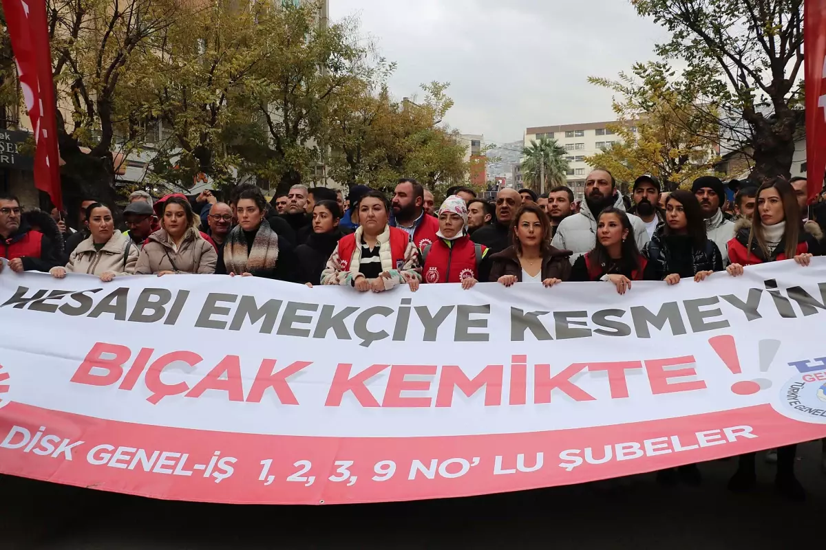 İzmir Büyükşehir Belediyesi\'nde İşçiler Maaş Gecikmelerine Karşı Eylem Düzenledi