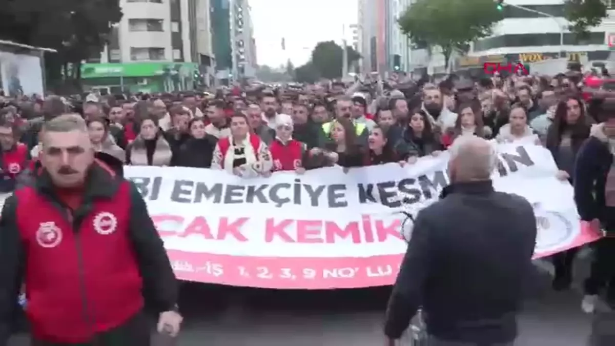 İzmir\'de İşçiler Maaş Kesintilerine Karşı Eyleme Geçti