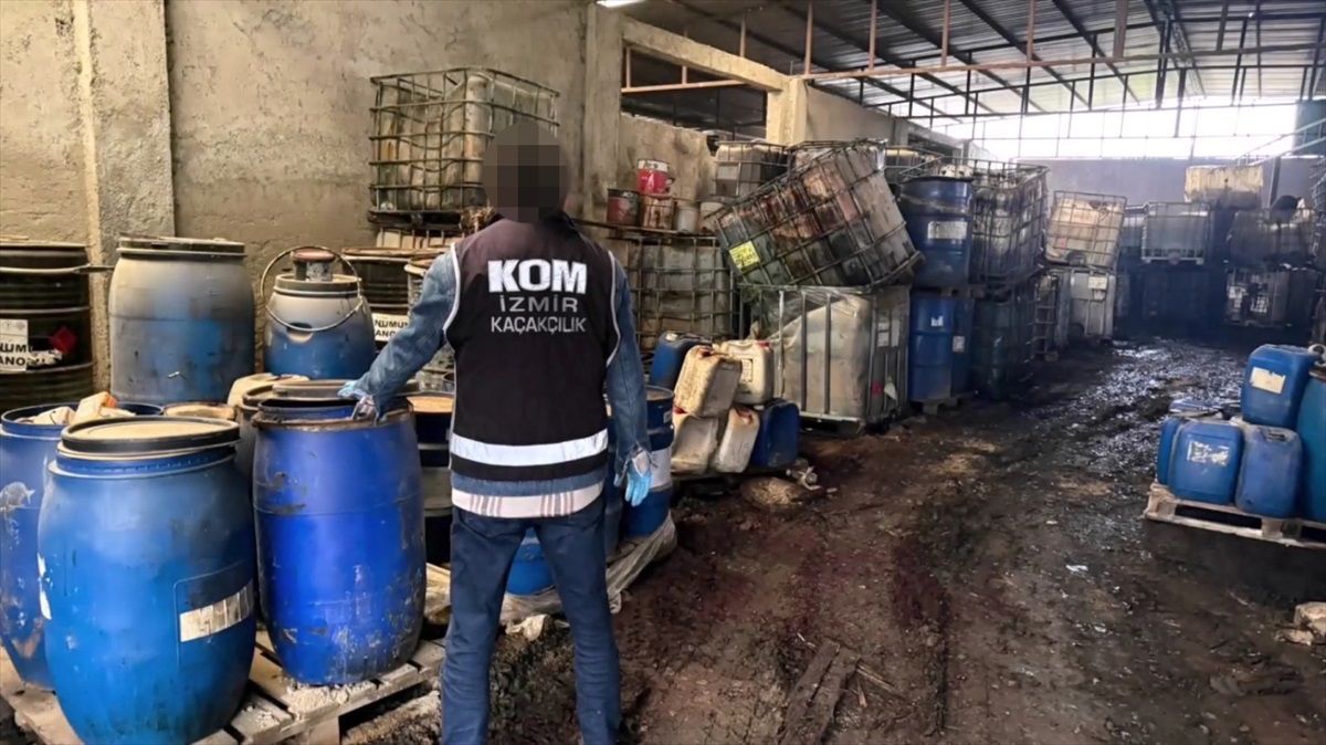 İzmir\'de Kaçakçılık Operasyonu: 5 Gözaltı, 2 Milyon Makaron Ele Geçirildi