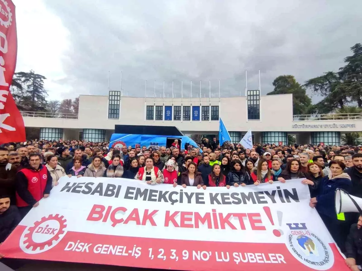 İzmir\'de maaş krizi: Binlerce işçi iş bıraktı