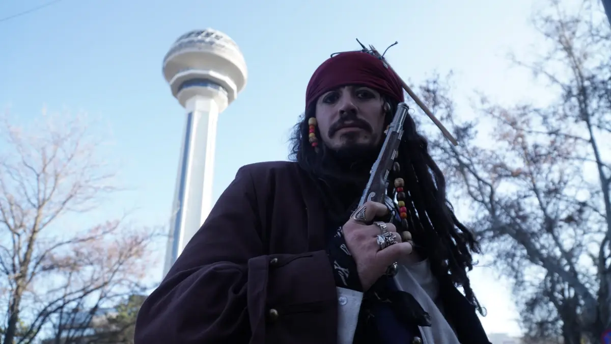 Jack Sparrow Kostümüyle Sokaklarda Dolaşan Usta