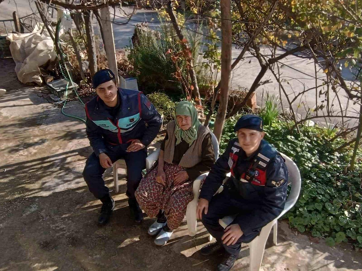 Jandarma 80 Yaş Üstü Vatandaşları Ziyaret Ediyor