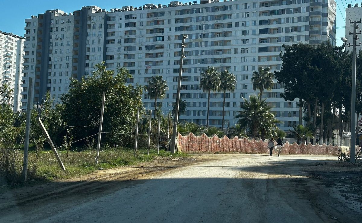 Mersin\'de Yazlık Siteden Düşen İki Genç Hayatını Kaybetti