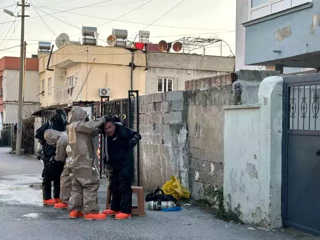 Mersin'de facia: 2 çocuğun hayatını kaybettiği eve ekipler özel kıyafetle girdi